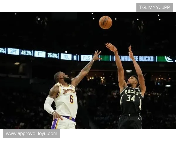 詹姆斯领衔湖人新赛季备战 开启冲击总冠军之路 乔治与字母哥亮相季前赛